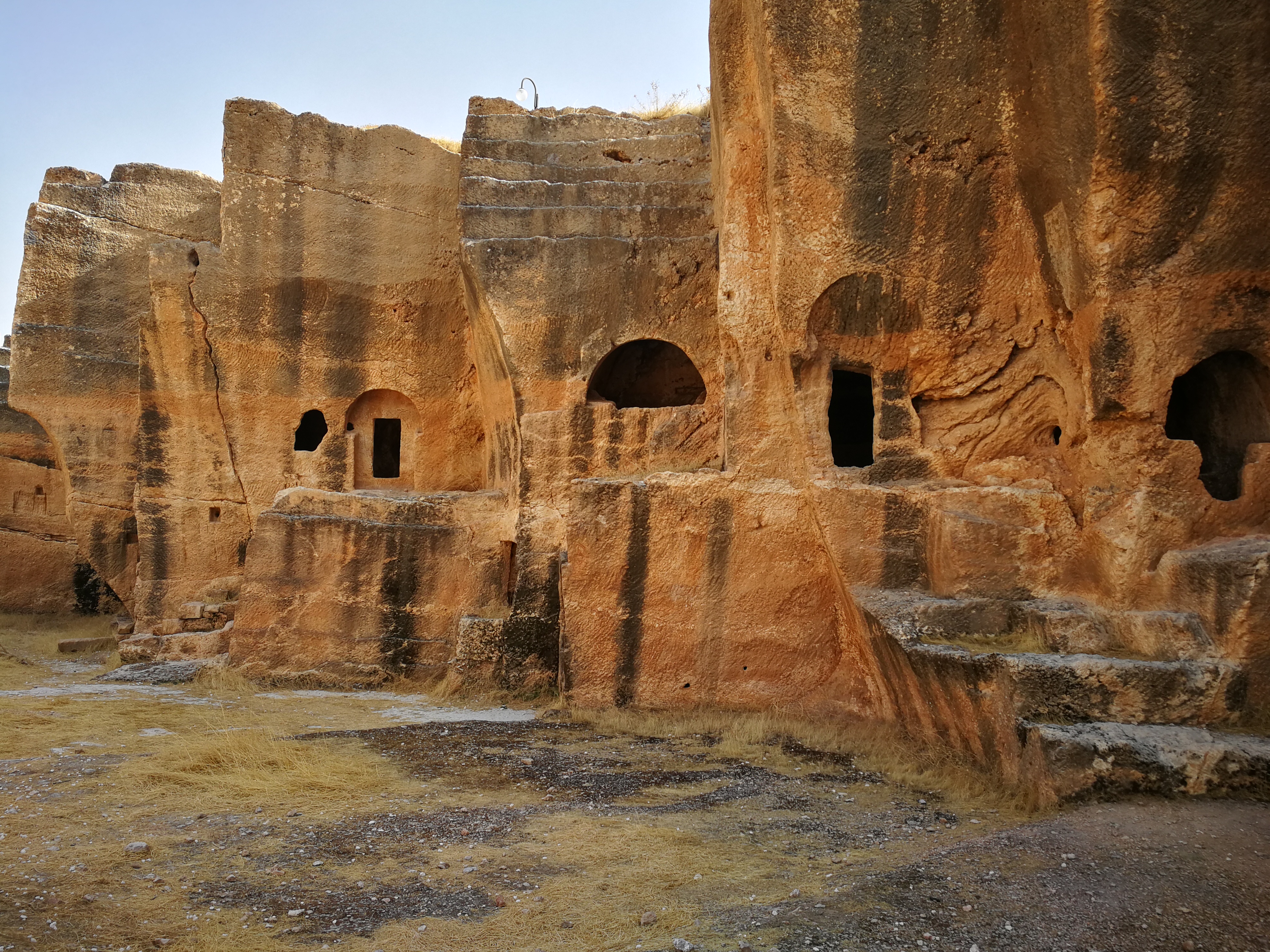 Древен град Дара жилища в скалите