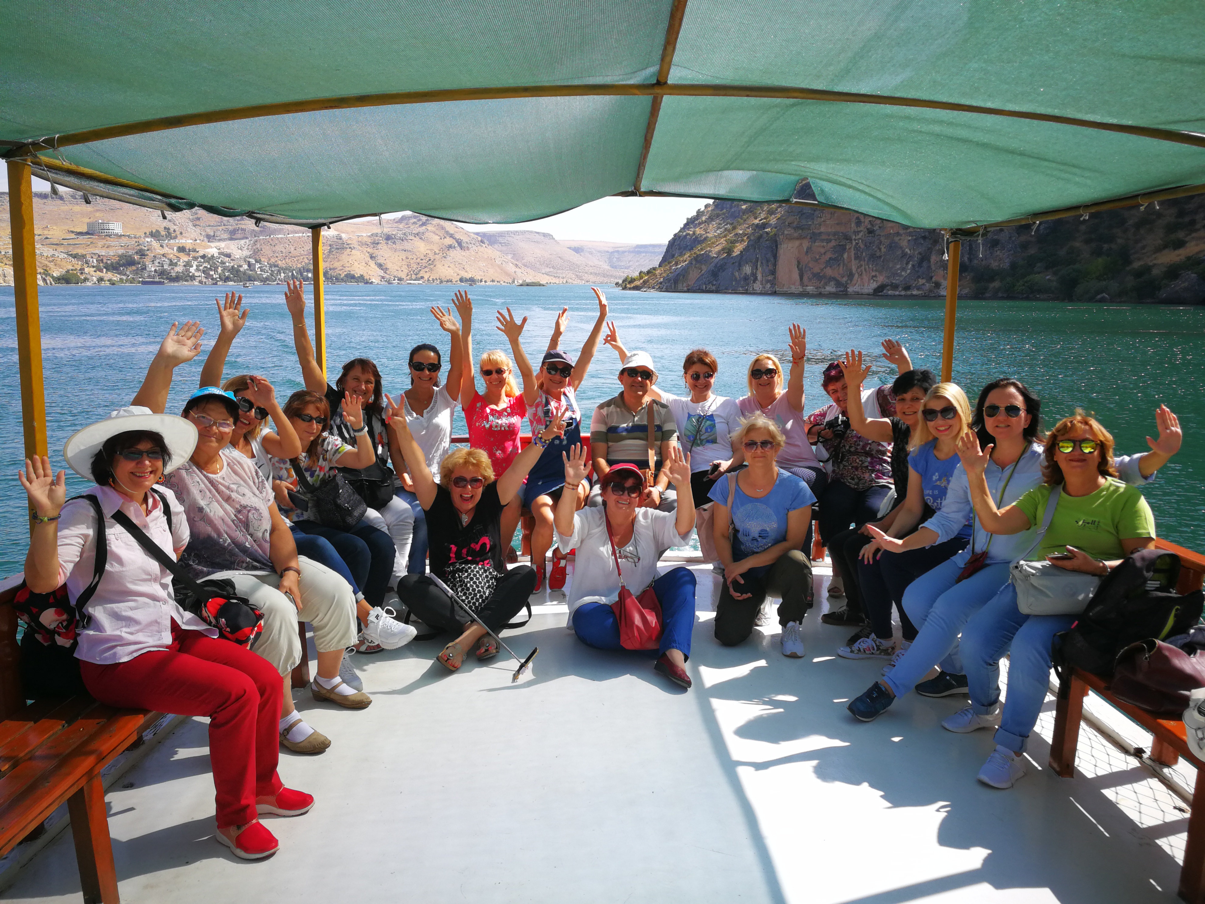 Халфети езеро група туристи